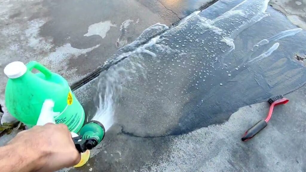 Cómo quitar las manchas de aceite de motor en el cemento