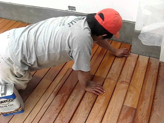 Cómo quitar las manchas de aceite de teka