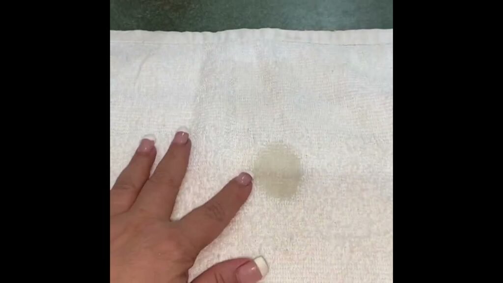 Cómo quitar las manchas de aceite en la ropa rapido