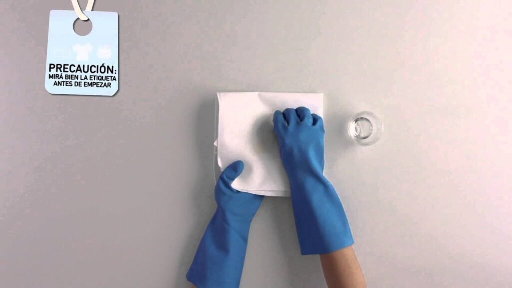 Cómo quitar las manchas de barniz del suelo