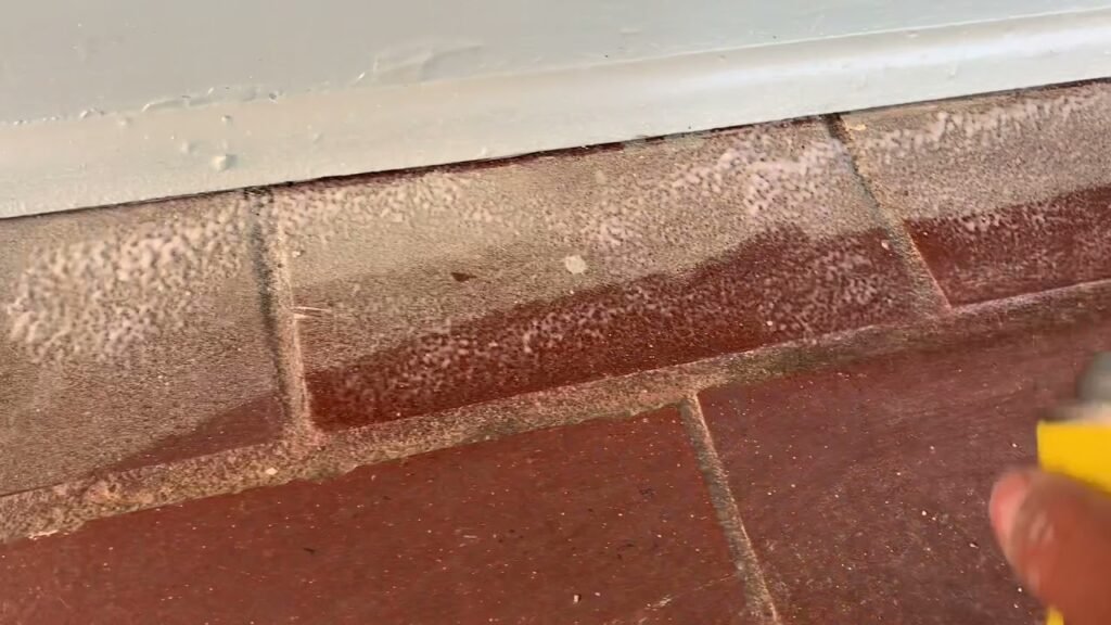 Cómo quitar las manchas de pintura en ladrillos