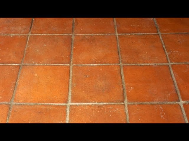 Cómo quitar las manchas de suelo de barro cocido