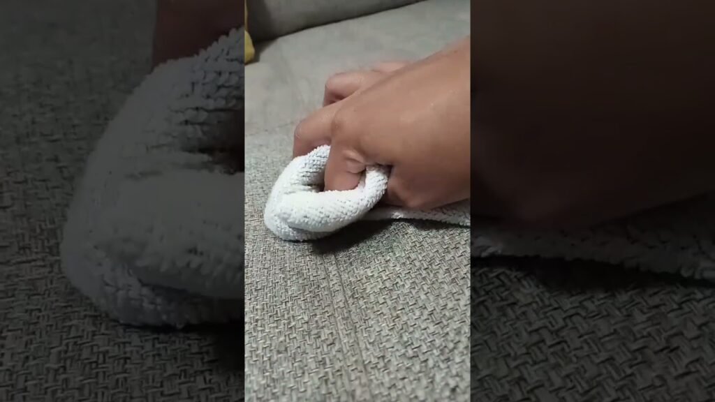 Cómo quitar mancha de bolígrafo en sofá de tela