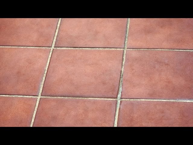 Cómo quitar las manchas de grasa en suelo de barro