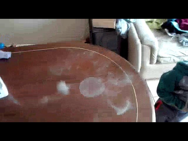 Cómo quitar las manchas de humedad en una mesa de madera