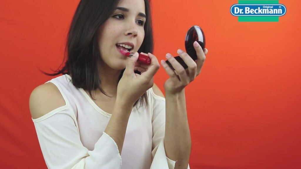 Cómo quitar las manchas de lipstick en la ropa