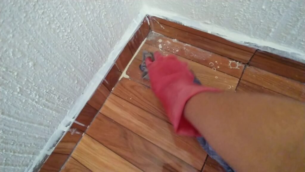 Cómo quitar las manchas de pintura en baldosas