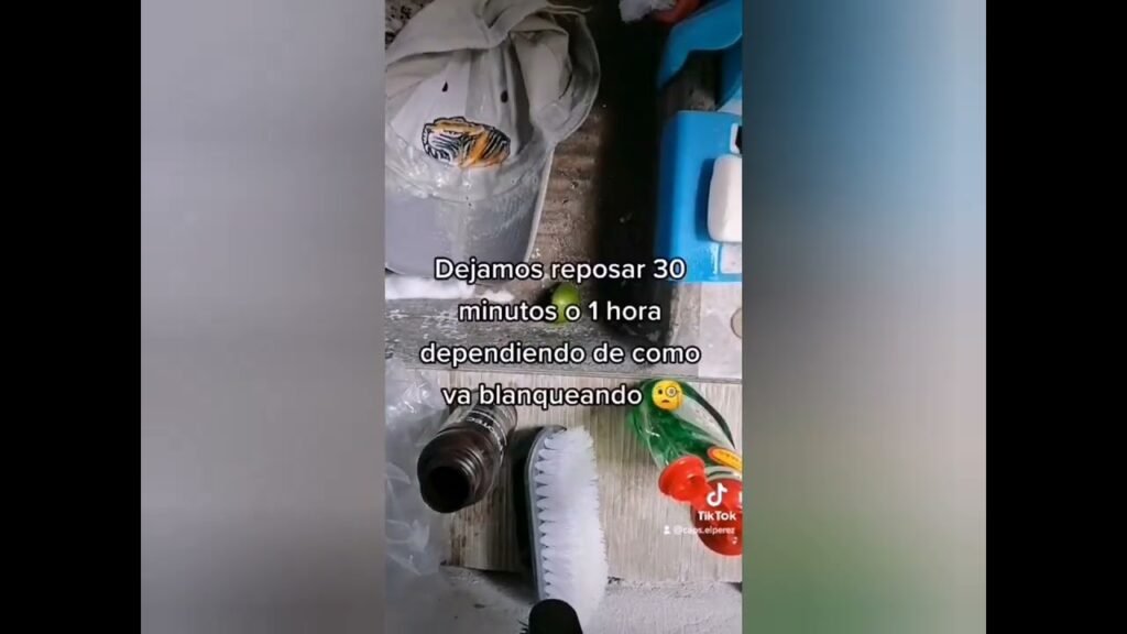 Cómo quitar las manchas de sudor en una gorra negra
