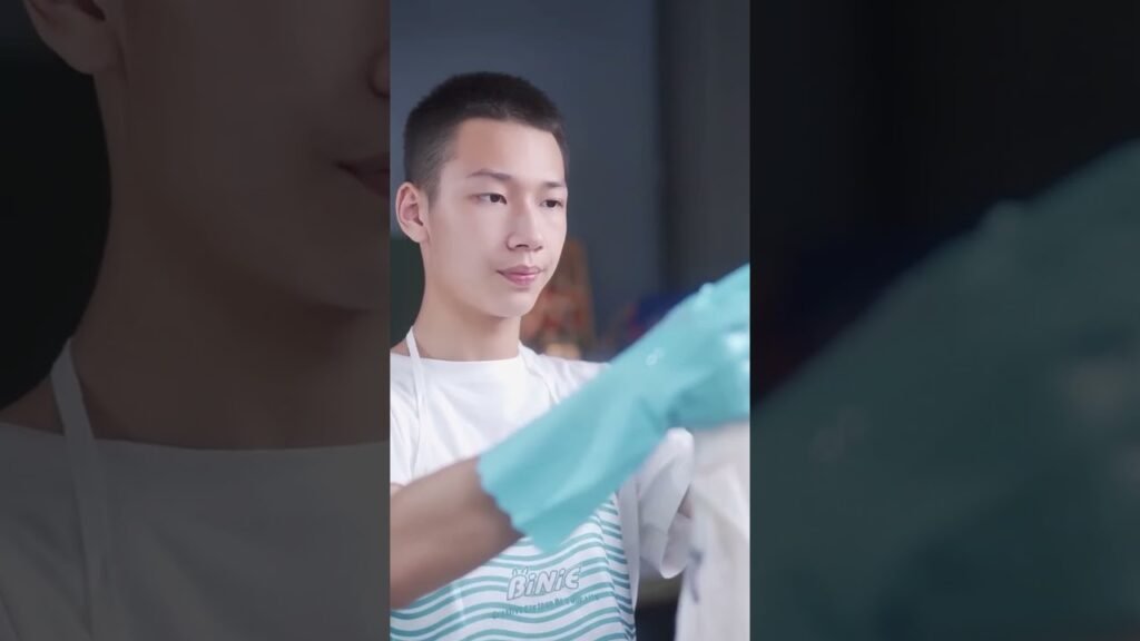 Cómo se quita una mancha amarilla en una camisa blanca
